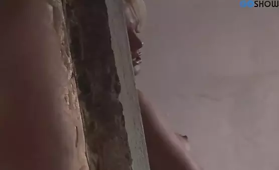 Brunette simultaneously pleases two hard cocks